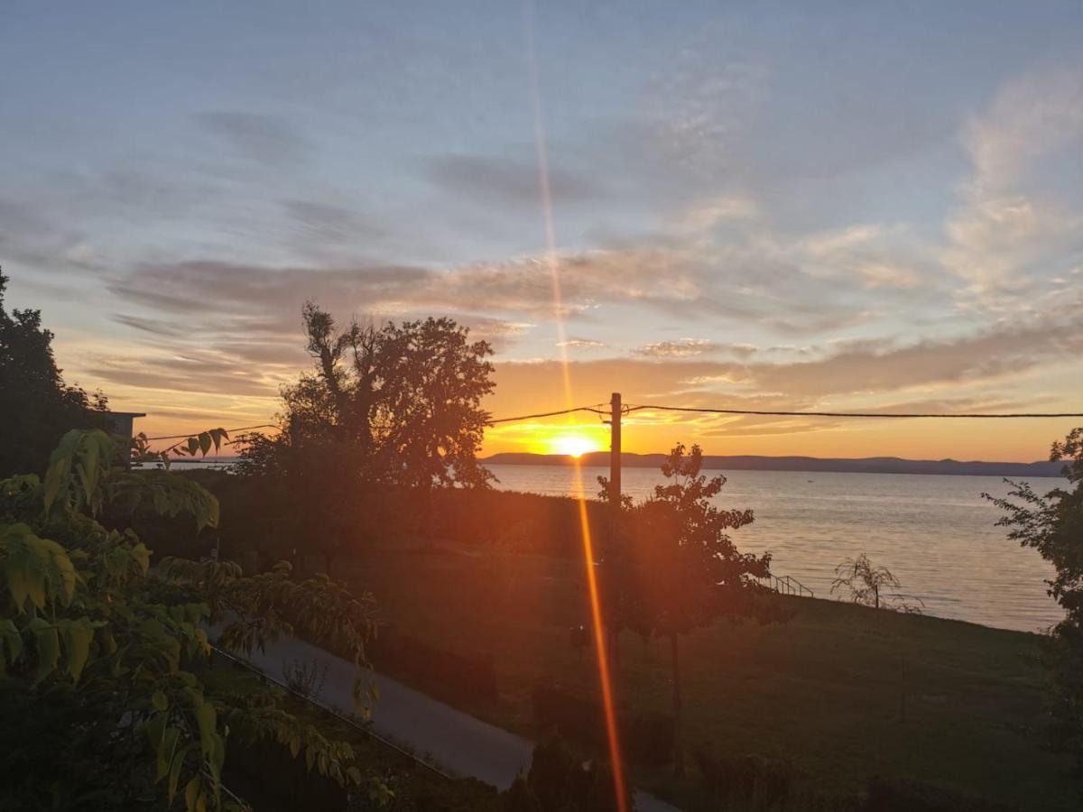 Traumlage Direkt Am See Balatonszemes Luaran gambar