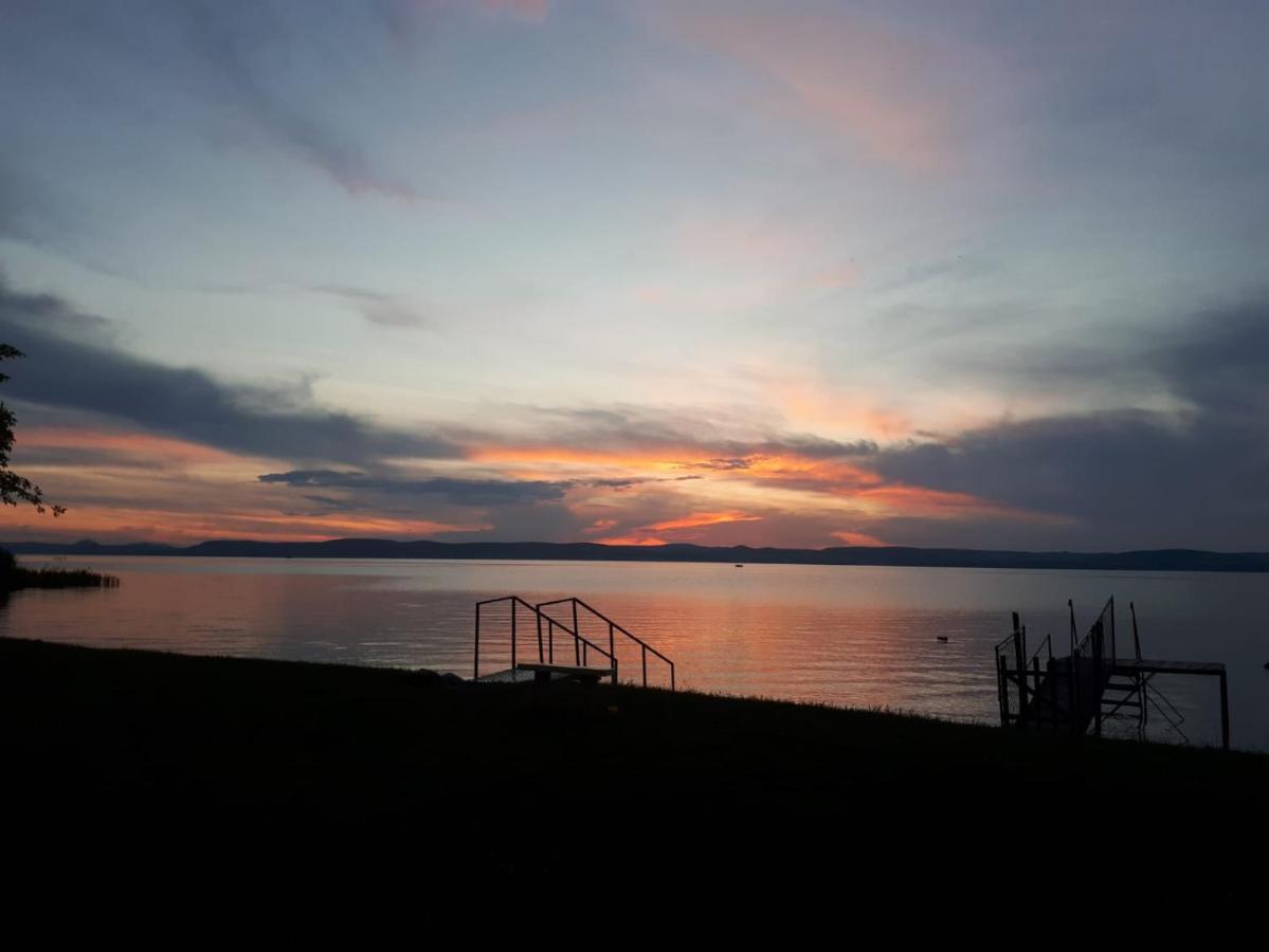 Traumlage Direkt Am See Balatonszemes Luaran gambar