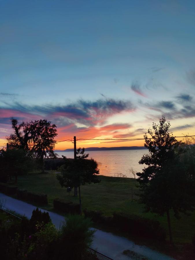 Traumlage Direkt Am See Balatonszemes Luaran gambar