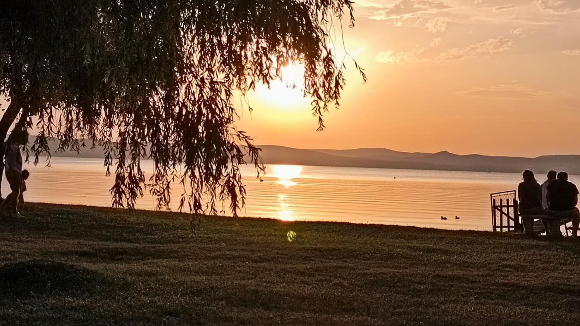 Traumlage Direkt Am See Balatonszemes Luaran gambar
